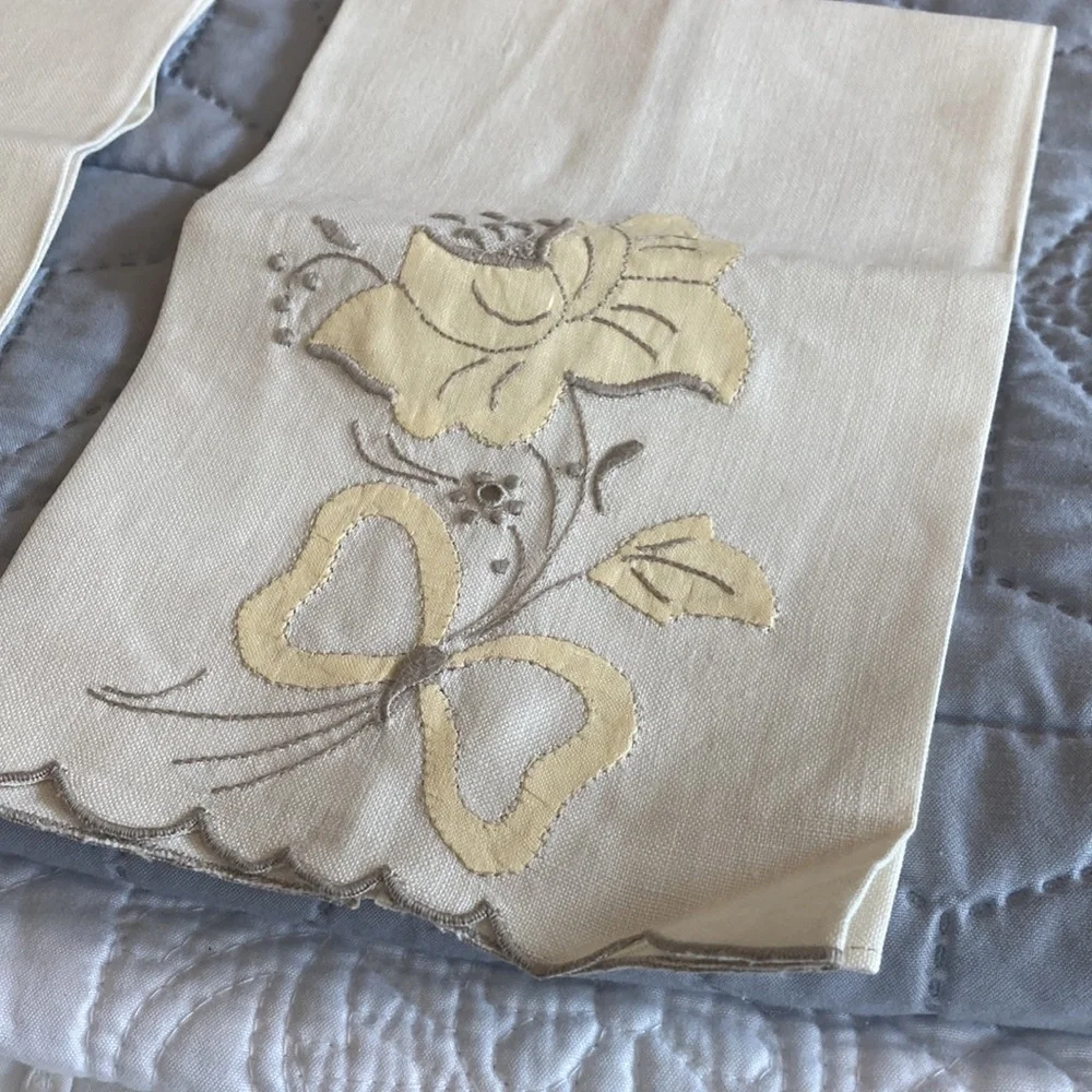 Embroidered appliqués fine linen vintage 1960s Floral with bows Hand Towels set
